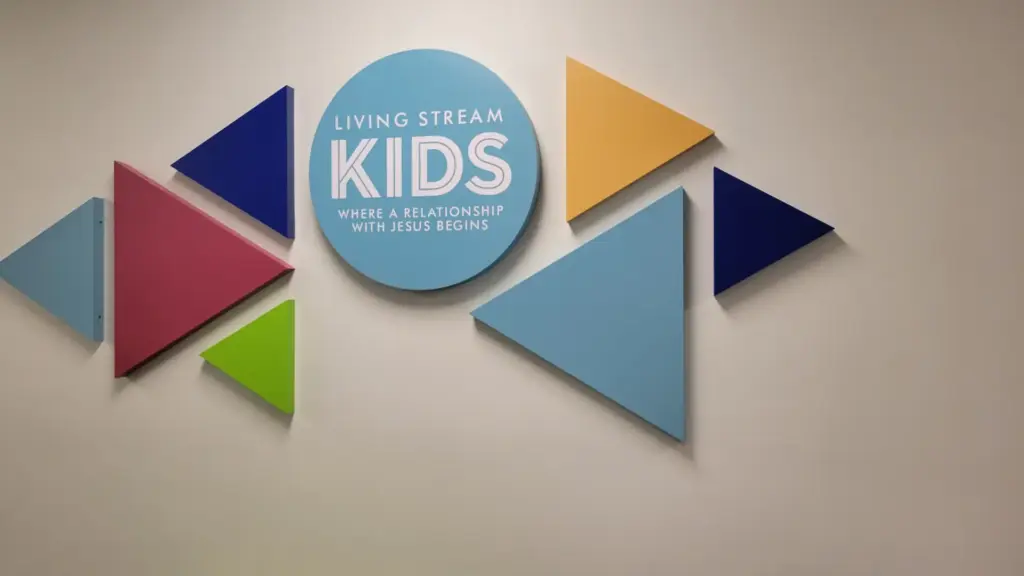 Fabricación de logotipos en espuma 3D para ministerios infantiles