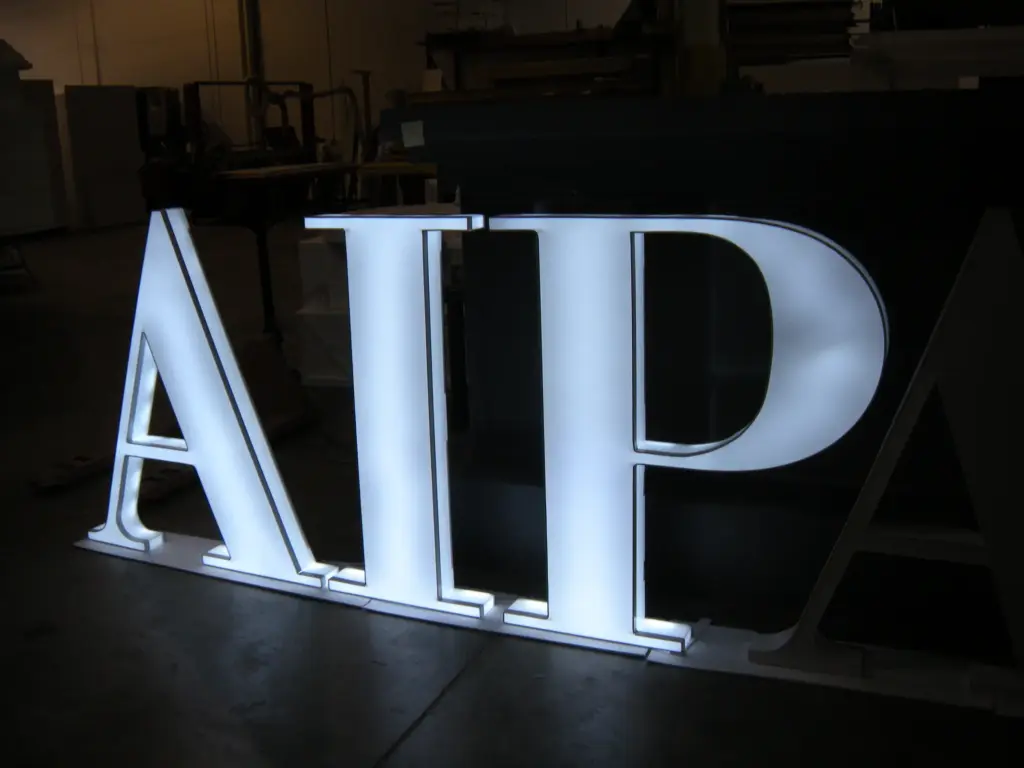 Letreros luminosos con letras corpóreas 1