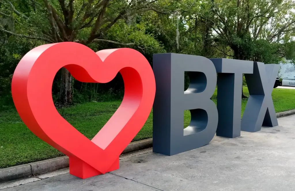 Instalaciones de logotipos y marcas en 3D de alto impacto.