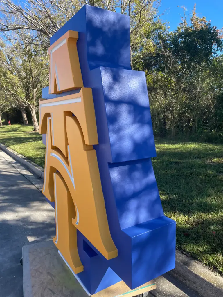 Instalación de logotipo 3D grande 1