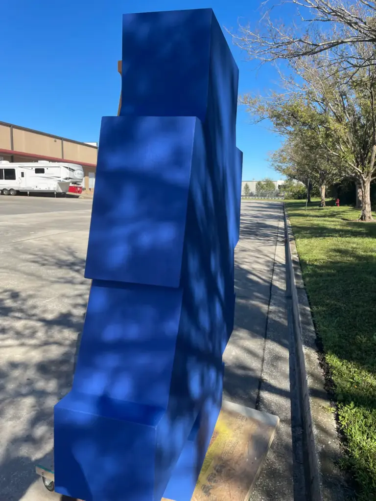Instalación de logotipo 3D grande 2
