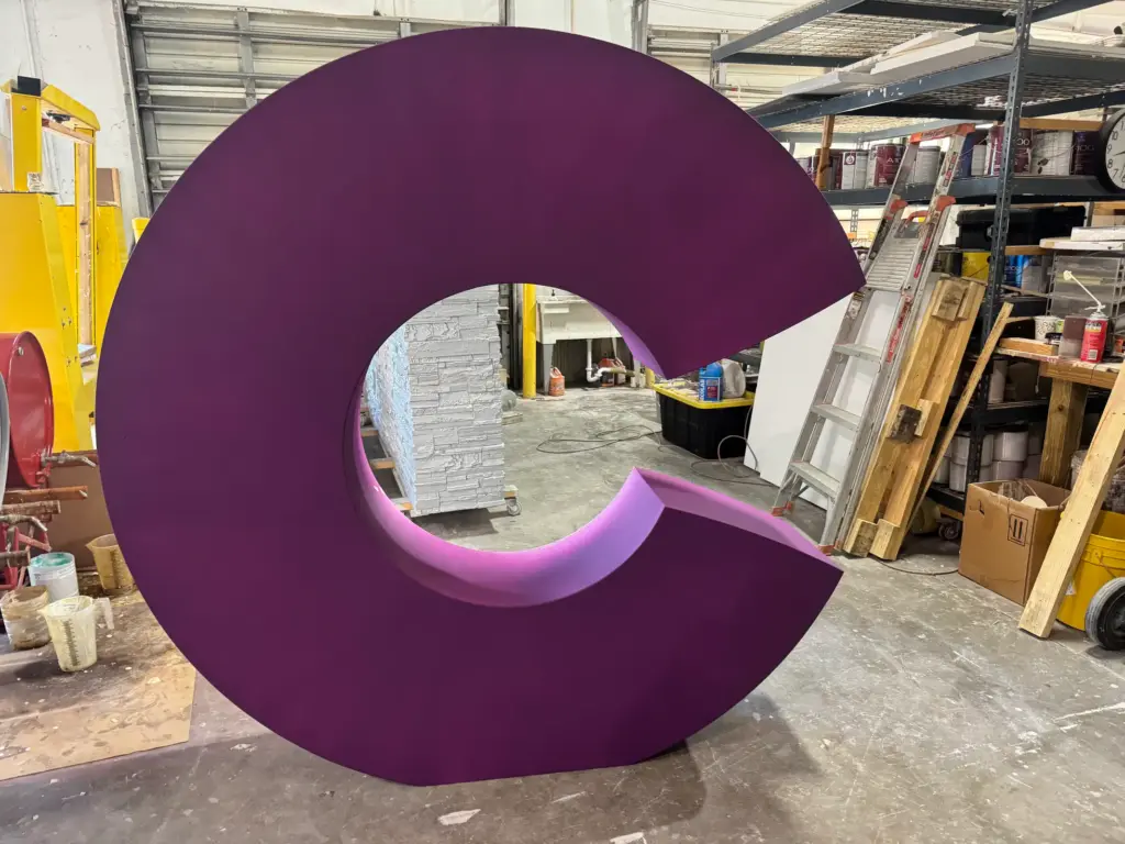 Letras y logotipo 3D de gran tamaño 3