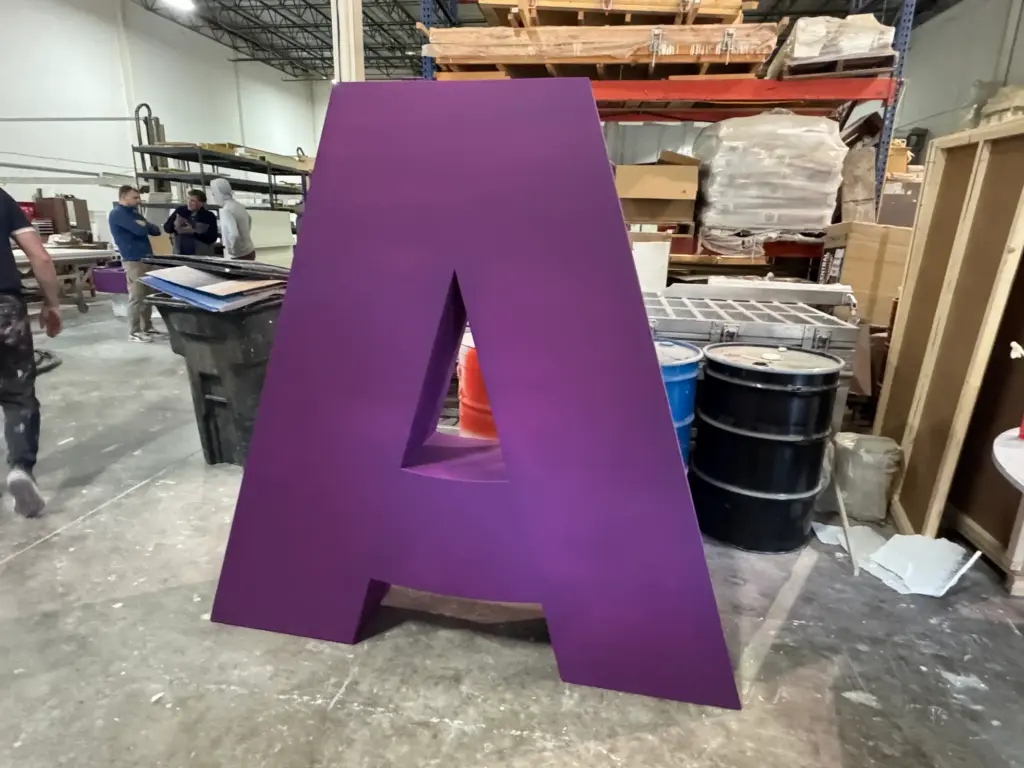 Letras y logotipo 3D de gran tamaño 4