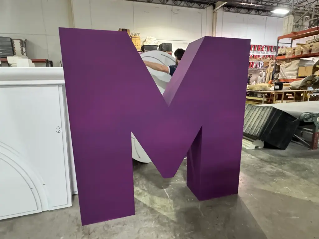 Letras y logotipo 3D de gran tamaño 5