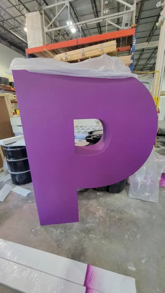 Letras y logotipo 3D de gran tamaño 9